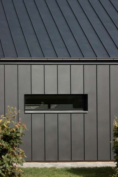 Rød teglstensvilla fra 70’erne ”ompakket” i stålprofiler, Bakkelyparken 37, 8680 Ry